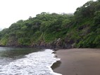 Playa de arena volcnica en Playas del Coco