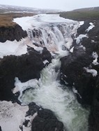 El río Víðidalsá cae por la catarata Kolufossar sobre el cañón de Kolugljúfur