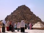 Piramides de la reinas junto a la Pirámide de Keops