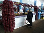 Venta de pimientos para confeccionar harissa en el mercado de Mahdia