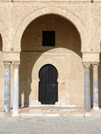 Arcadas del patio de la Gran mezquita de Sidi Uqba