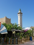 Mezquita Bourguiba vista desde un restaurante junto a las murallas, Monastir