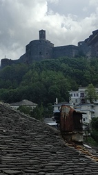 Vistas del castillo desde el bazar, Gjirokaster