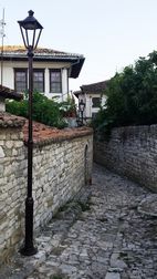 Calles estrechas en la Kalasa, fortaleza de Berat
