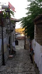Calles estrechas en la Kalasa, fortaleza de Berat