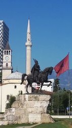 Estatua equestre de Skenderbeg con la Mezquita Et'hem Bey al fondo