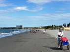 Imágenes de la larga playa que lleva al Ecocentro de Puerto Madryn