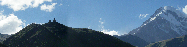 Vistes des Kazbegi de l'Església de Tsminda Sameba amb la muntanya Kazbeg al fons