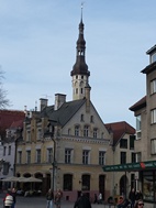 Torre de l'ajuntament vista des d'un lateral de la plaça