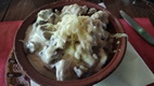 Olla de tripas, lengua, champiñones y queso
