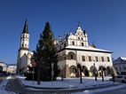 Ayuntamiento de Levoca y de fondo la Iglesia de Santiago