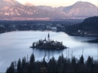 Lago e Isla de Bled vistos desde el mirador de Mala Ojstrica