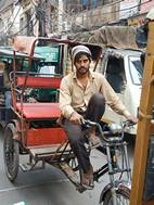 Conductor de rickshaw en el centro de Delhi