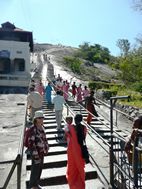 Ascensión al templo de Gomateshwar