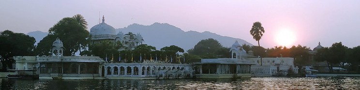 Hotel de lujo en una isla del lago Pichola