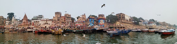 Imagen de los ghats de Varanasi vistos desde el río Ganges