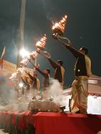 Ceremonia ganga aarti en Assi Ghat, Varanasi