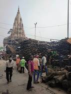 Pilas de madera para cremaciones, Manikarnika Ghat
