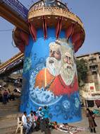 Depuradora de agua decorada con imagenes de sadhus