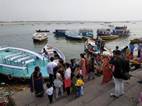 Turistas indios en los ghats frente al Ganges