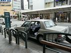 Taxi en Tokyo con la puerta abierta esperando clientes