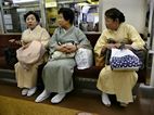 Trajes tradicionals al metro de Tokyo