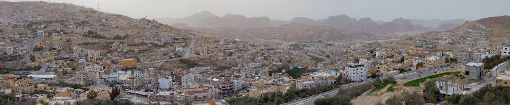 Wadi Musa desde la terraza de Rocky Mountain Hotel