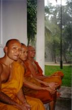 Monjos refugiats de la pluja a Wat Simuang 