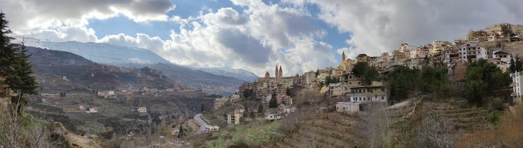 Vistas de Besharre y el valle de Qadisha