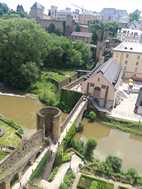 Puente de piedra sobre el río Pétrusse