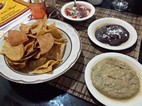 Nachos, salsa sikilpak, crema de frijoles y salsa mexicana