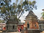 Santuarios en los alrededores del Templo Vishwarup