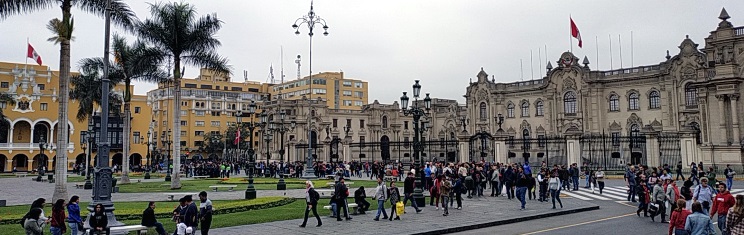 Palacio Municipal y Palacio de Armas (izq a dch), Plaza de Armas