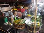 Puestos callejeros de comida en el cruce entre Bamrung Muang y Maha Chai Rd