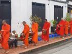 Tak Bat, ceremonia de entrega de limosnas, en las calles de Luang Prabang