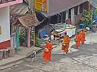 Monjes solicitando limosna a primera hora de la mañana en Pakbeng