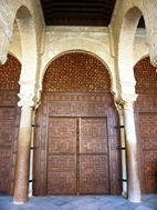 Puerta de acceso a la sala de oraciones de la Gran mezquita de Sidi Uqba