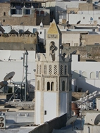 Un minarete asoma en la medina de Sousse