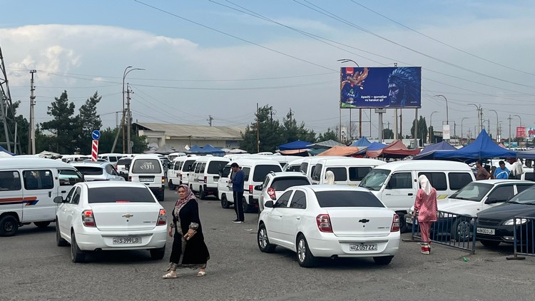 Parquing de taxis y furgonetas en Kuyganyor Dehqon
