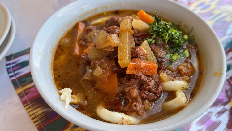 Laghman (sopa espesa de fideos largos con carne y verduras)