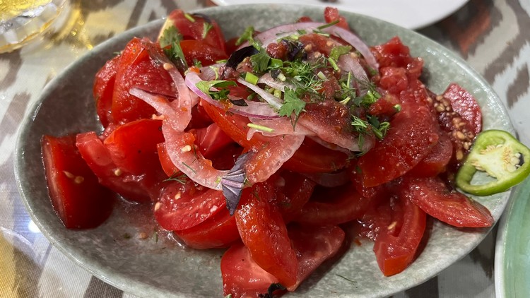 Ensalada de tomate, pepino y a veces cebolla