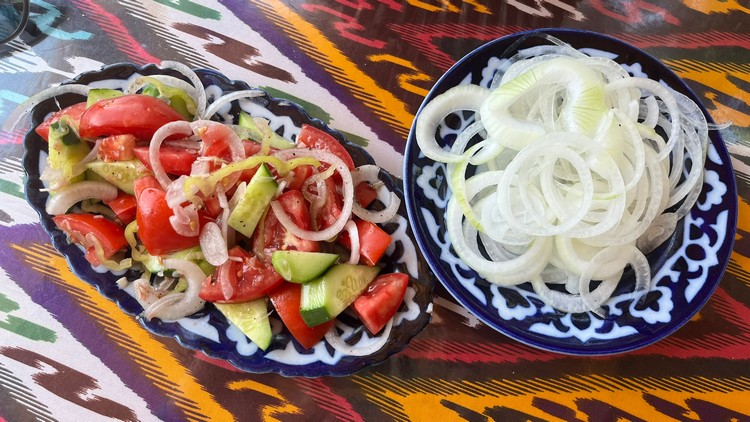 Ensalada de tomate, pepino y a veces cebolla