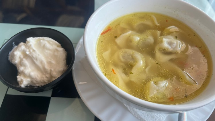 Barak shurva (sopa de raviolis rellenos)