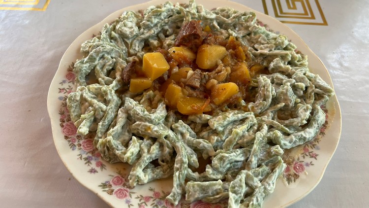 Shivit oshi (fideos teñidos con eneldo, típico de Khiva)