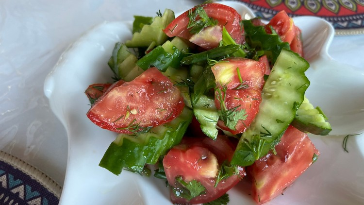 Ensalada de tomate, pepino y a veces cebolla