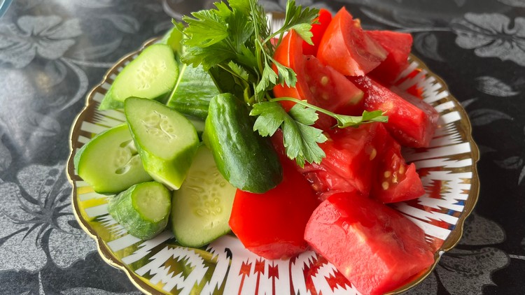 Ensalada de tomate, pepino y a veces cebolla