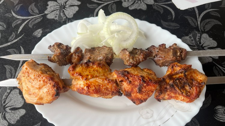 Shaslik (brochetas a la parrilla de pollo, cordero o ternera)