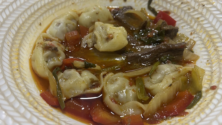 Chuchvara (sopa de raviolis rellenos de carne)