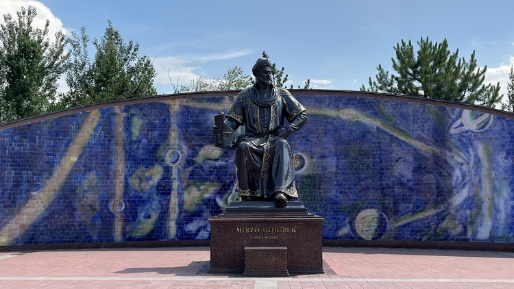 Estatua junto al Observatorio de Ulugh Beg